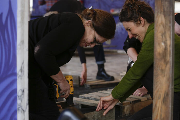 Judith Lemaire and Giulietta Laki screwing a pedestal together